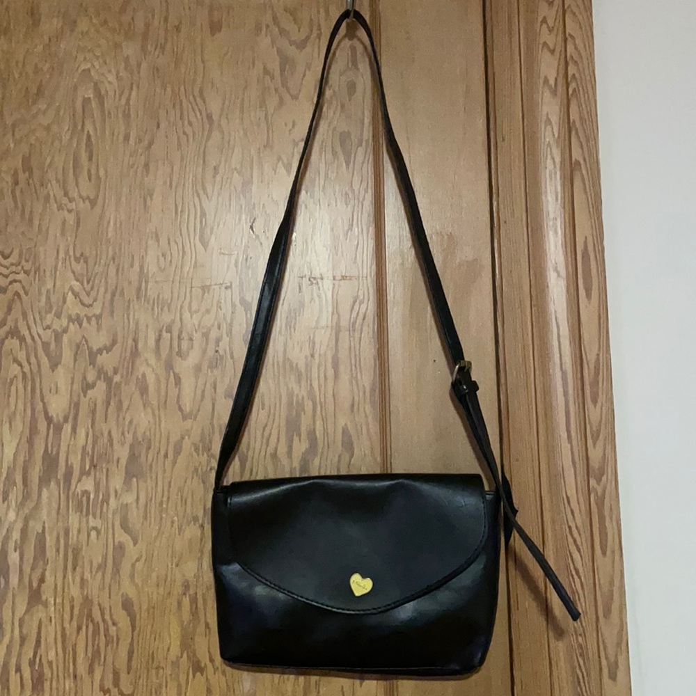 NWOT black crossbody shoulder purse with heart closure